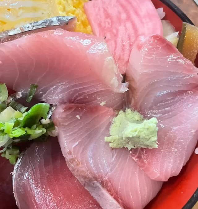 ランチ二色丼900円